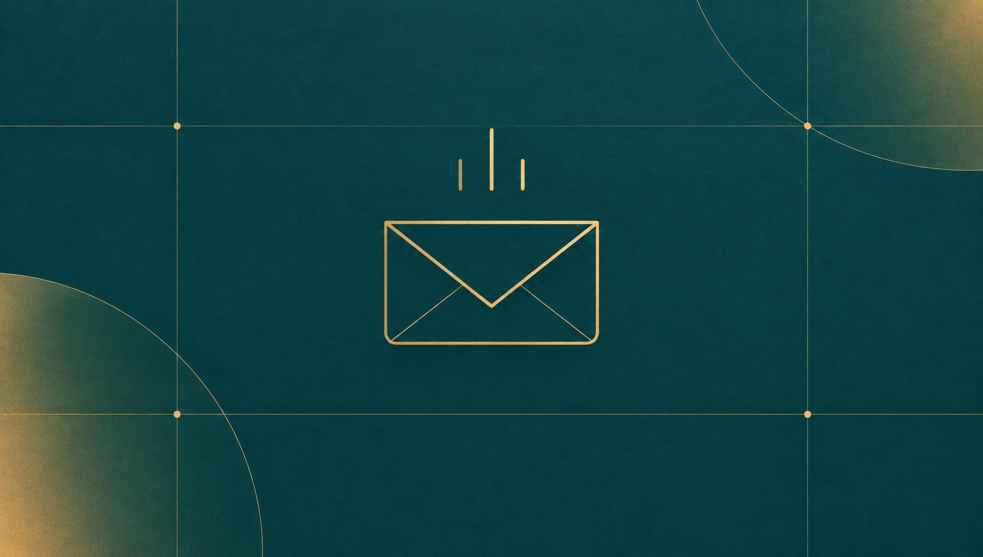 Abstracte blogomslag in de Websiteboetiek-kleuren: donker teal met een gouden envelop en drie korte lijntjes, als teken van een binnenkomende aanvraag.
