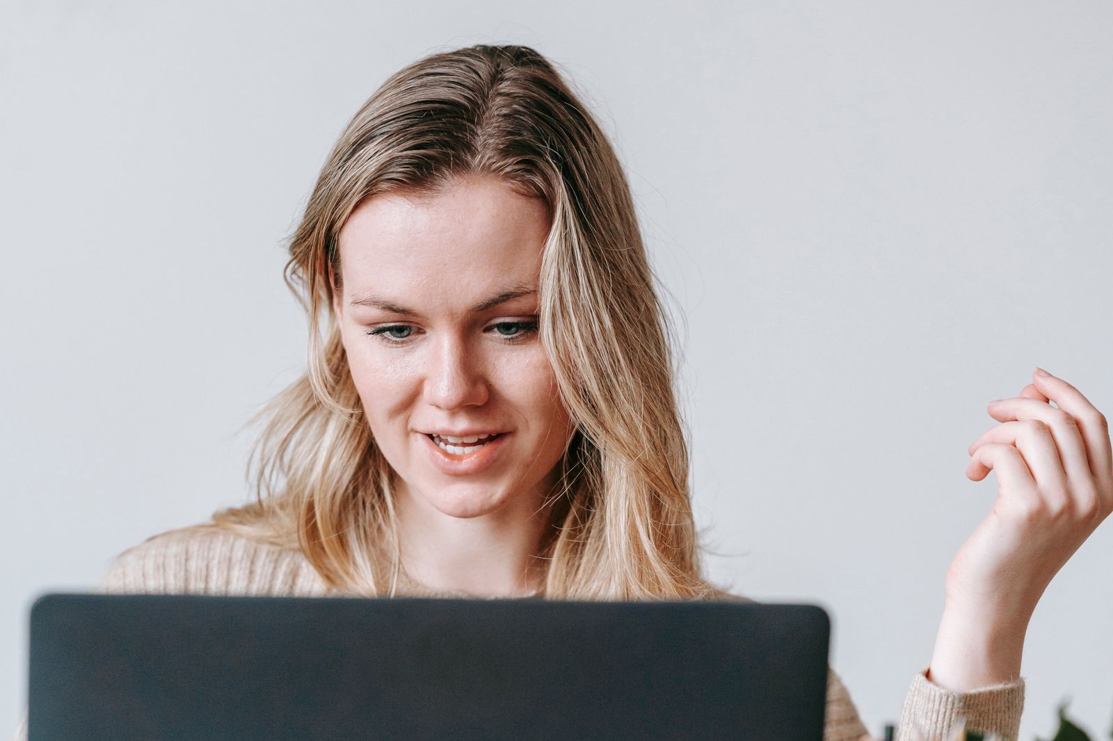 Ondernemer vult een aanvraag in op haar laptop