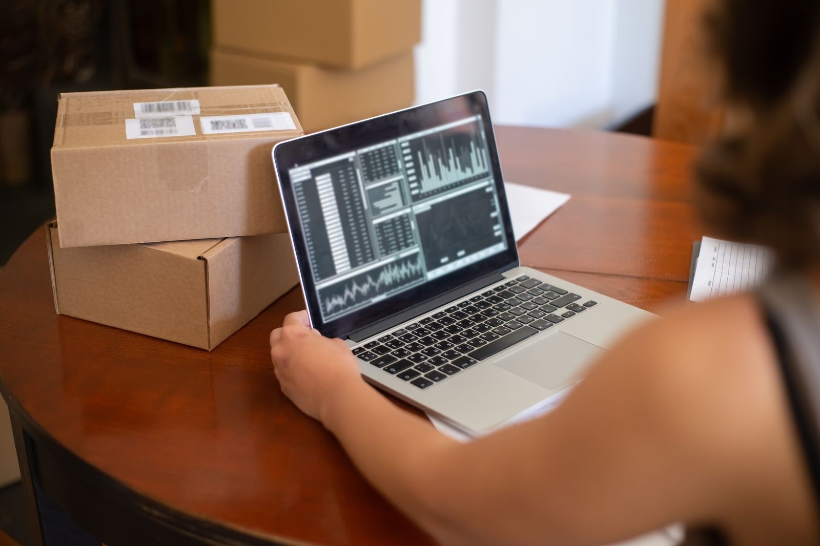 Ondernemer bekijkt binnenkomende aanvragen op het scherm van haar laptop